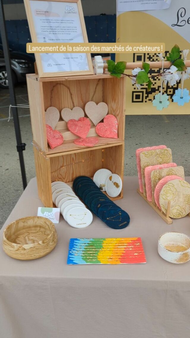 Dimanche dernier, c'était le premier marché de créateurs de la saison ! Merci à l'@apelstjovoiron pour l'accueil ☺️ nous n'avons pas eu de pluie finalement !
De belles rencontres, autant du public que du côté des pros, c'est ce que j'aime le plus en faisant ces marchés : vous rencontrer !
Une pièce en particulier vous plaît ? N'hésitez pas à me contacter en message privé !
#lancementsaison #marchecreateurs #marcheartisanal #voiron #iseretourisme #paysvoironnais #faitmain #entrepreneusecreative #creationfaitmain #jesmonitetrays #jesmonite #jesmonitecreative #plateaudecoratif #decoration #decorationmaison